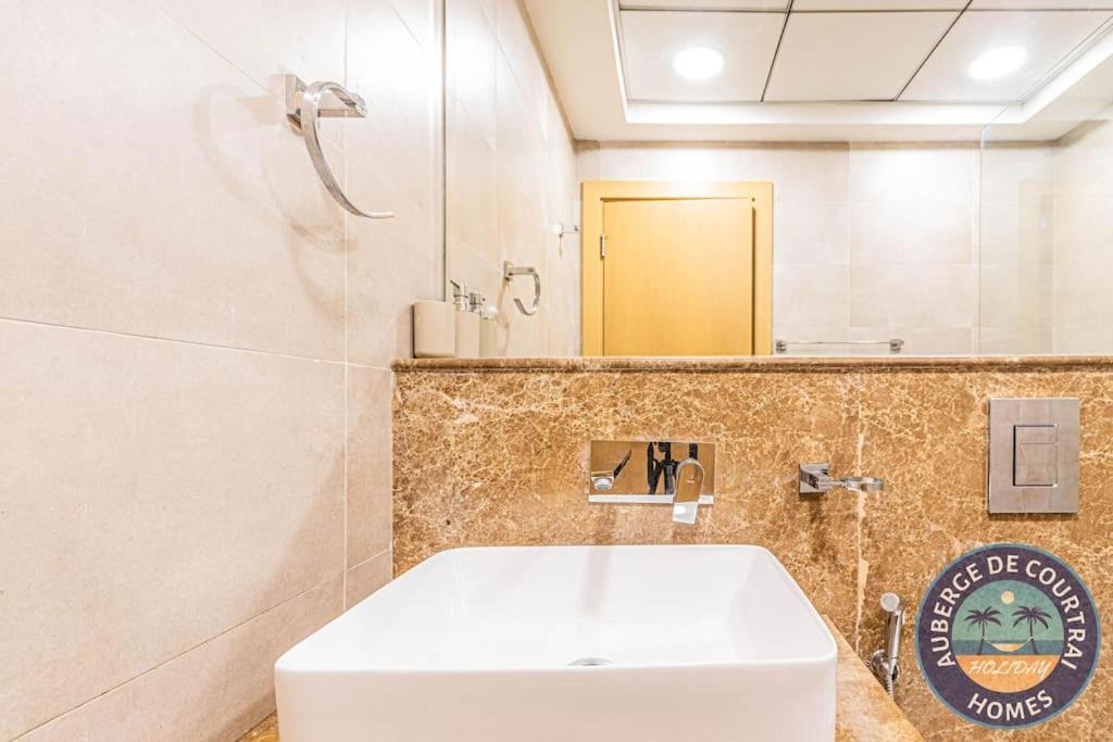 Cozy Modern Oxford Apartment Dubai